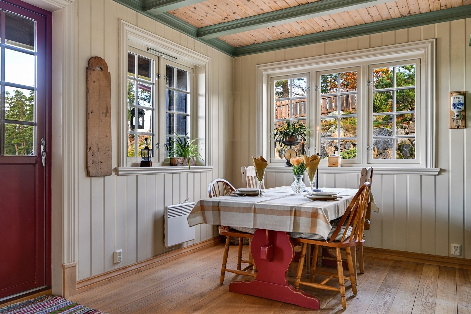 Stuen og spisestuen er i åpen løsning med kjøkkenet. Her er det godt med naturlig lysinnslipp og god plass til en spisegruppe. Galleribilde