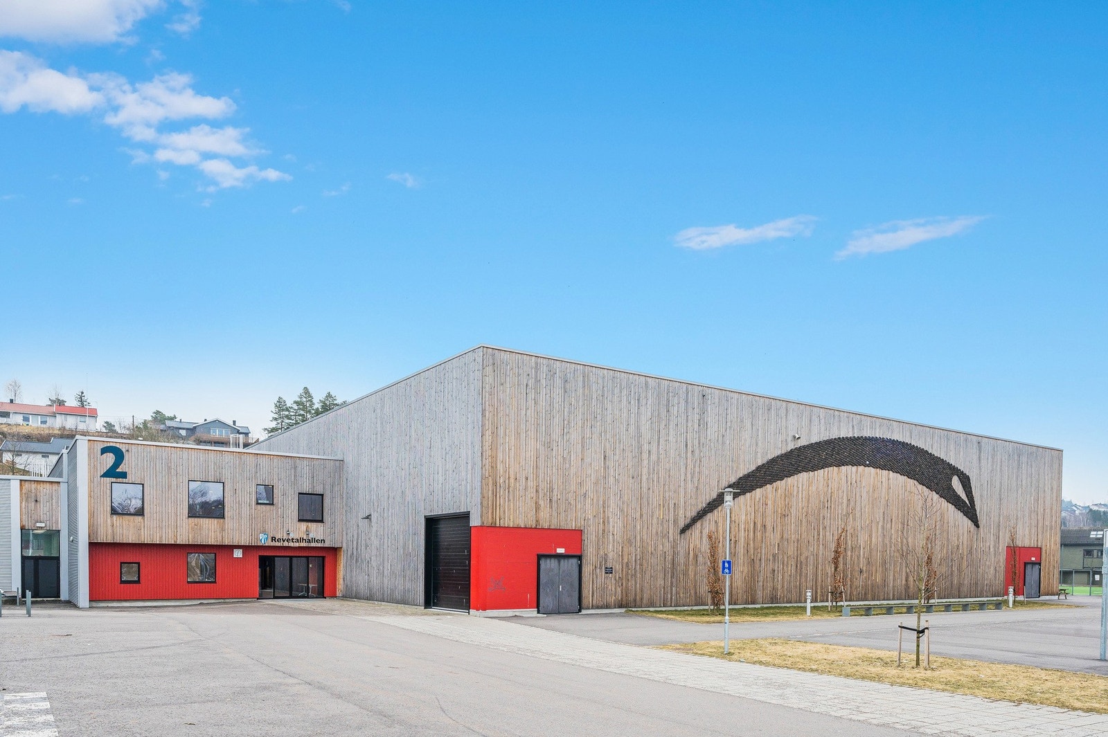 Ungdomsskolen kan tilby idrettshall og svømmehall og fotballbane. Re videregående skole er i sykkelavstand og kan tilby et bredt spekter av linjer. Galleribilde