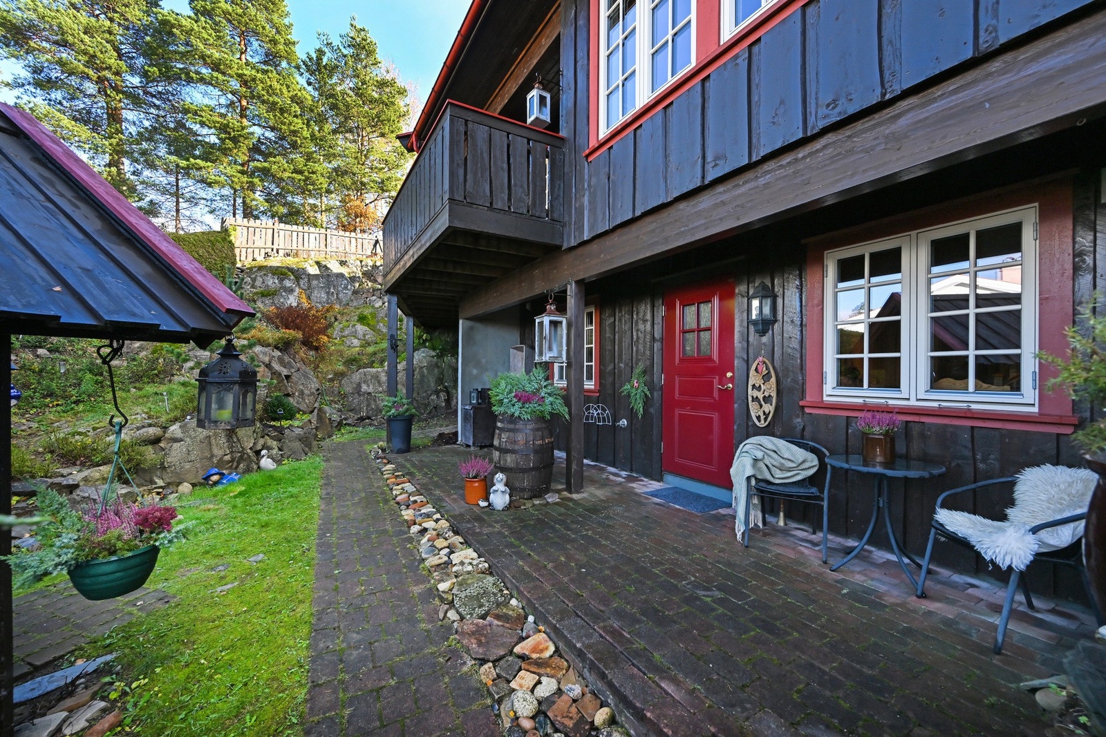 Inngangspartiet er opparbeidet med belegningsstein. Her blir det godt å komme hjem! Galleribilde