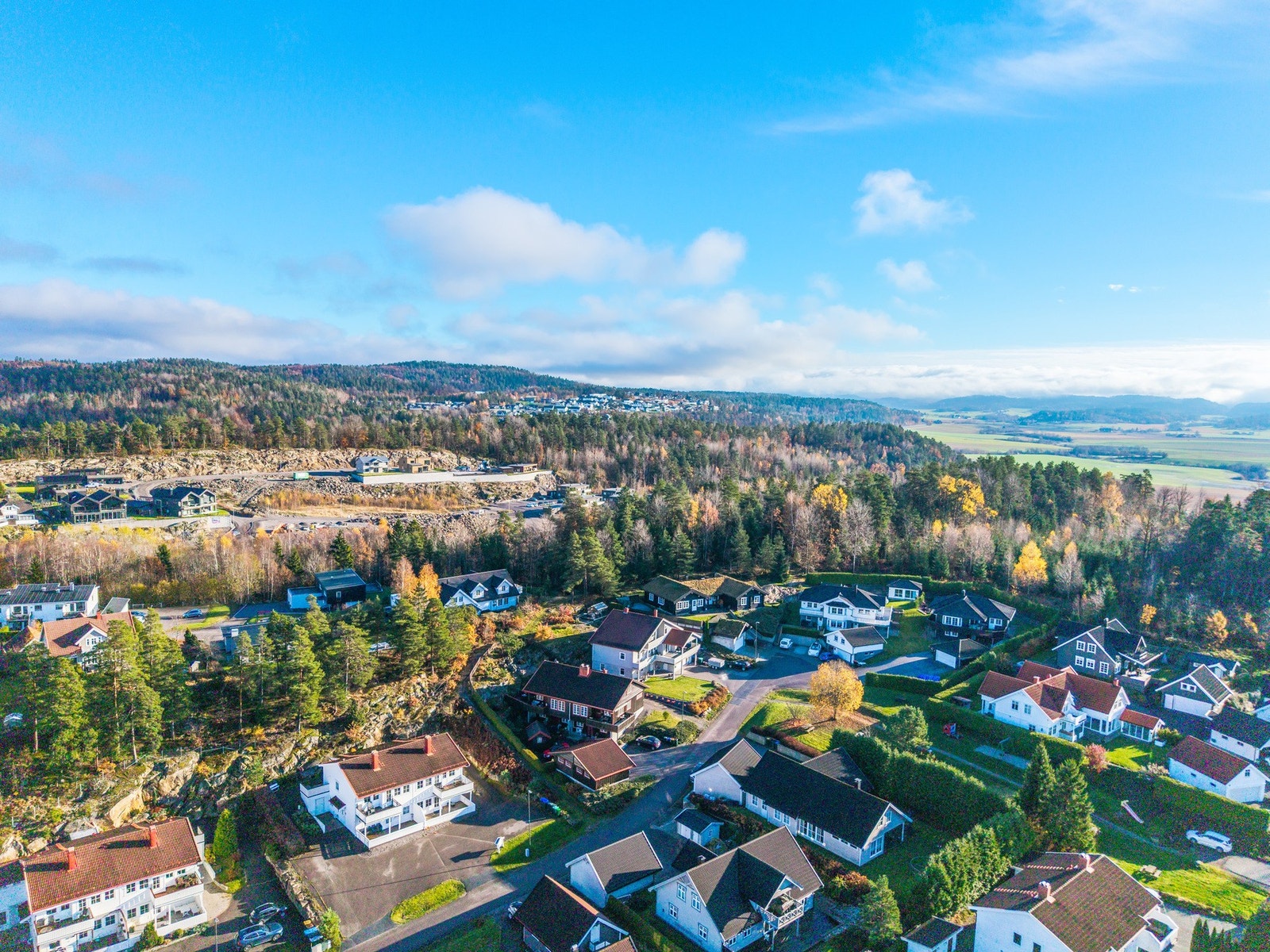 Det er flotte turstier rett utenfor døra, som går milevis på kryss og tvers. En koselig gapahuk rett ovenfor feltet er mye benyttet , bl.a. av barnehage og skole. Galleribilde