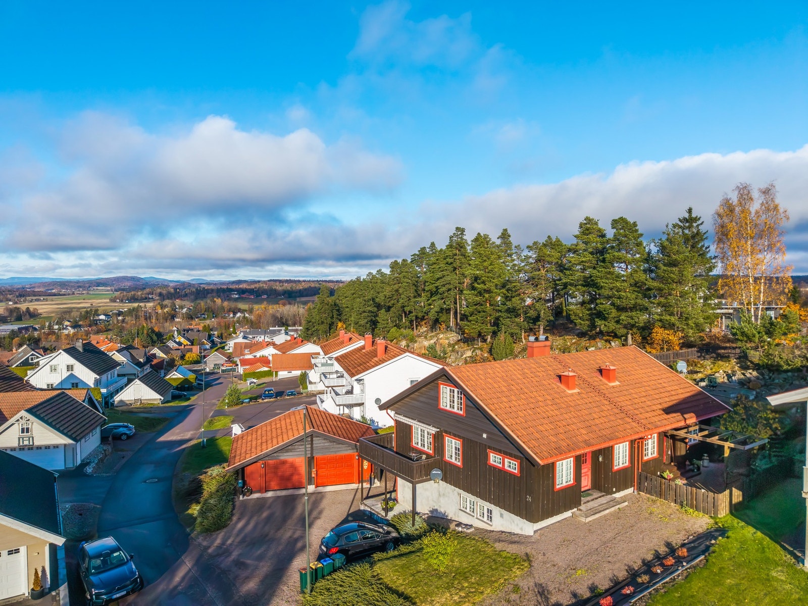 Dette er et trygt og barnevennlig nabolag, og boligen ligger plassert innerst i en blindvei. Dette er et populært område hvor både små og store vil trives. Galleribilde