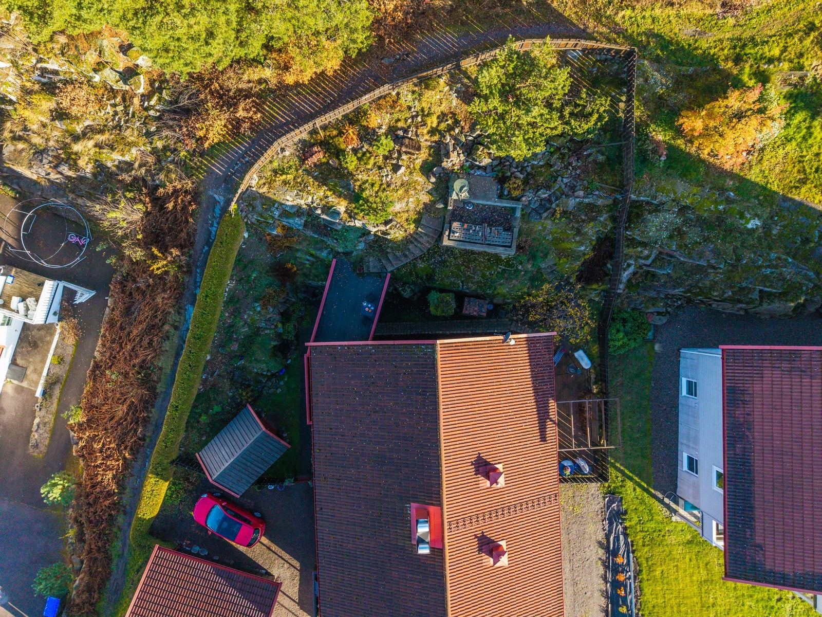 Tomten er romslig og inngjerdet - her kan både hund og barn leke fritt. Galleribilde