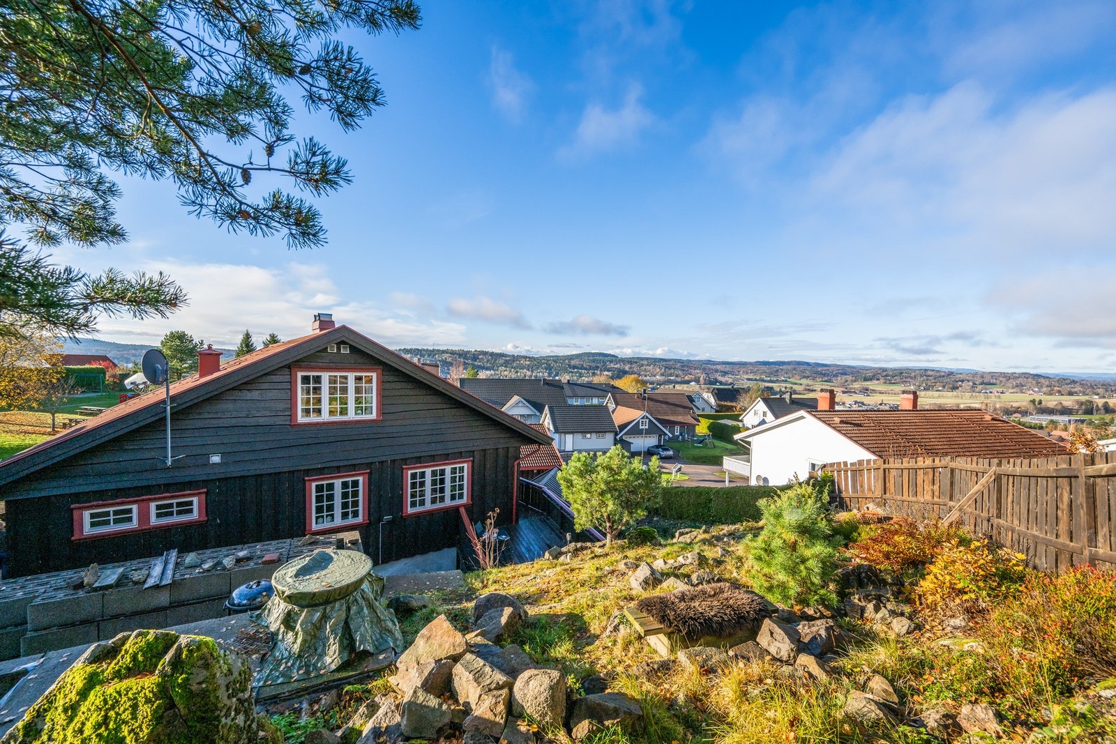 Fjellhagen drar nytte av de gode solforholdene, og det er støpt ringmur, så her er det tilrettelagt for f. eks pergola eller drivhus. Fjellhagen kan skilte med urtehage, og masse markjordbær. Noen bærbusker, et frodig tre med gule moreller, og rabarbra. Galleribilde