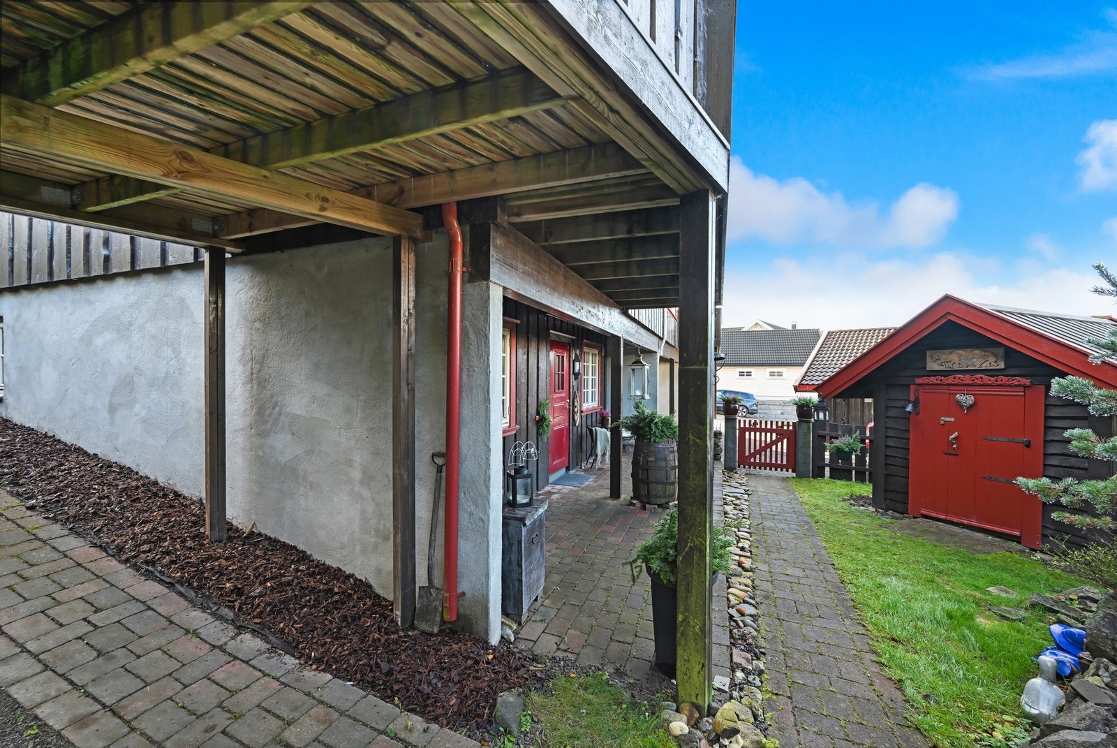 Det er lagt belegningsstein rundt, og i tillegg til fjellhagen har man et lite gressparti. Galleribilde