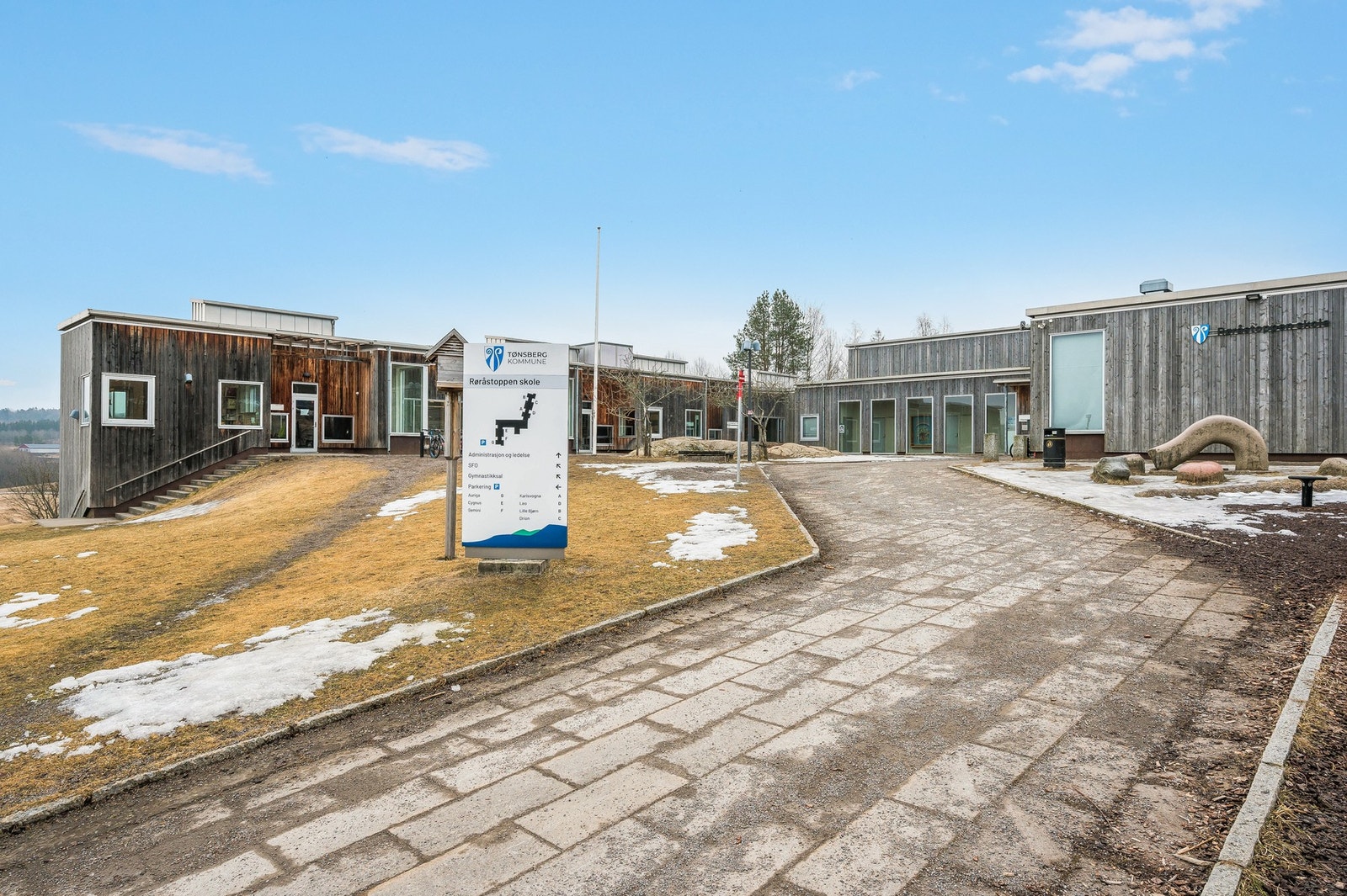 Det er gangavstand på trygge gang og sykkelstier til barnehage, ny barneskole og ny ungdomsskole. Galleribilde