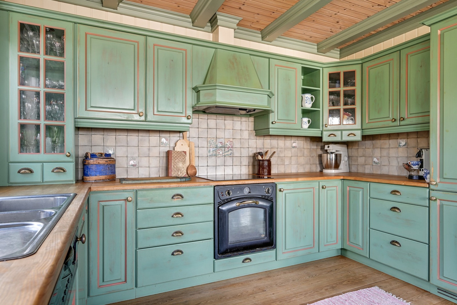 Komfyr med induksjonstopp, oppvaskmaskin og kjøl/fryseskap er integrert i innredningen. Både kjøl/fryseskap og induksjonstopp er skiftet ut. Galleribilde