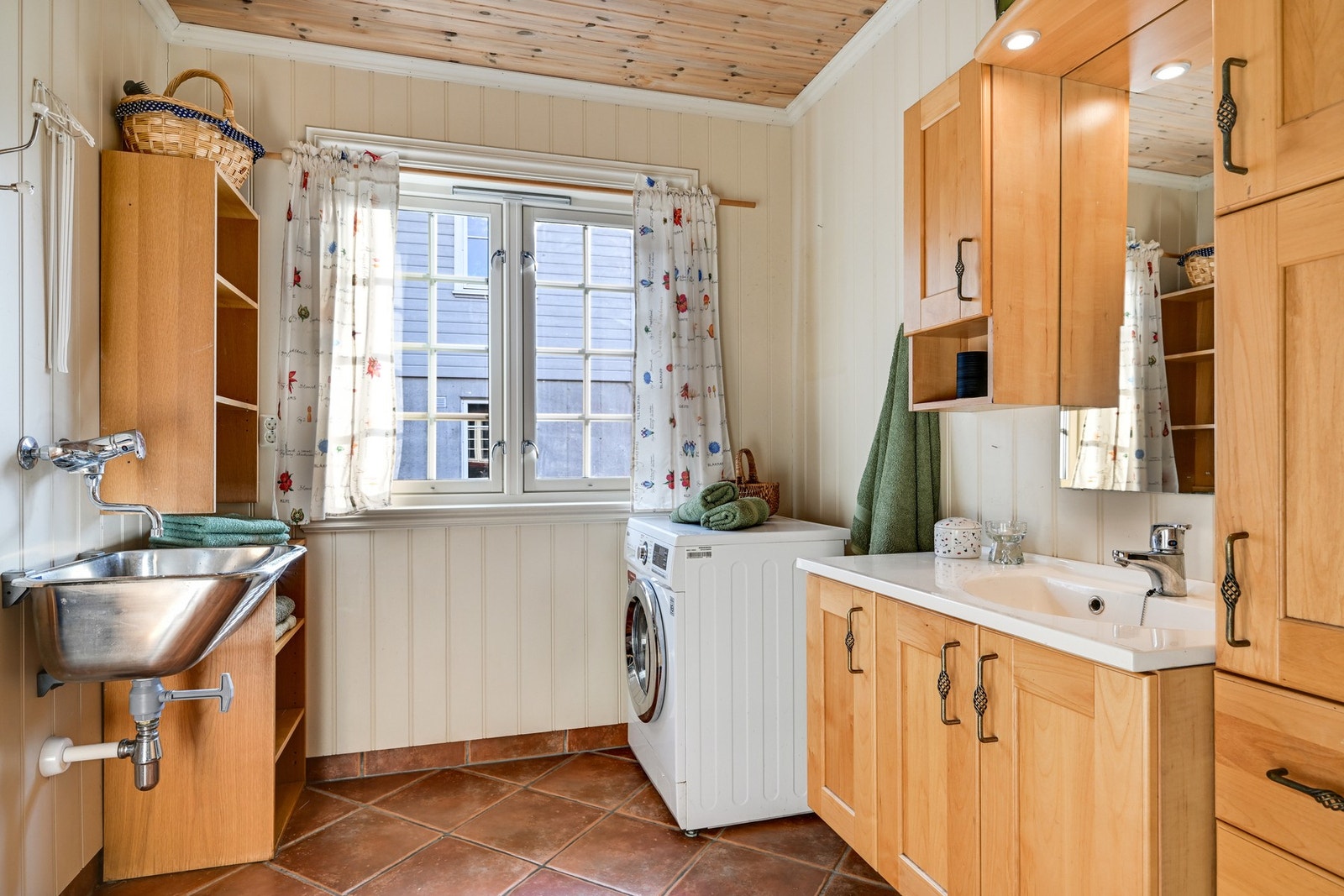 Det er skyllekum og opplegg for vaskemaskin. Her har man god plass til både tørketrommel og vaskemaskin. Begge baderom har gulvvarme. Galleribilde