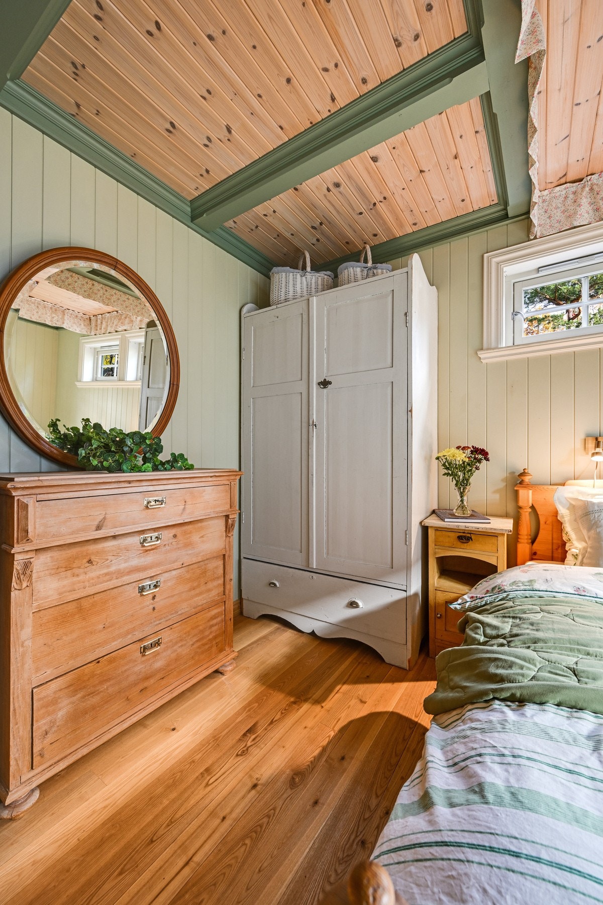 Det er god plass til garderobeskap og dobbeltseng. Galleribilde