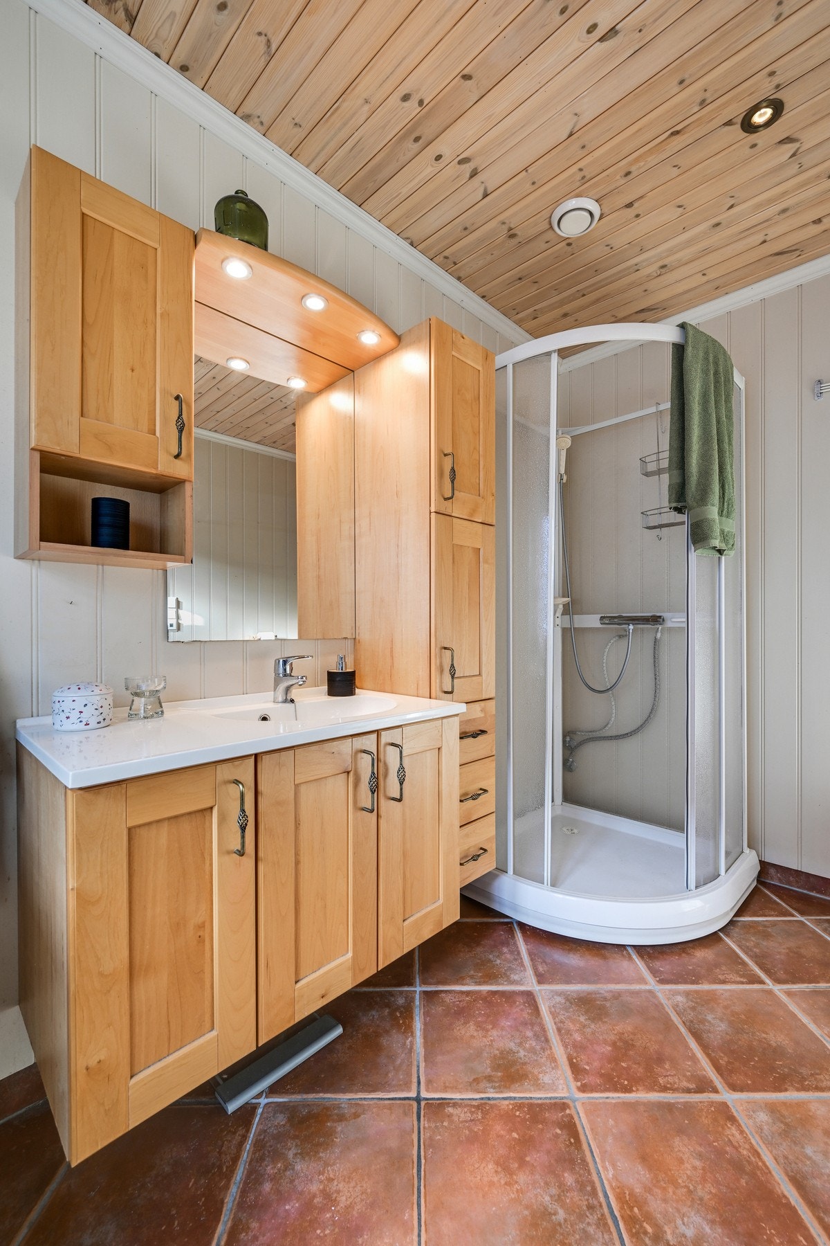 Det er lyse panelplater på veggene, og panel med spotter i himlingen. Galleribilde