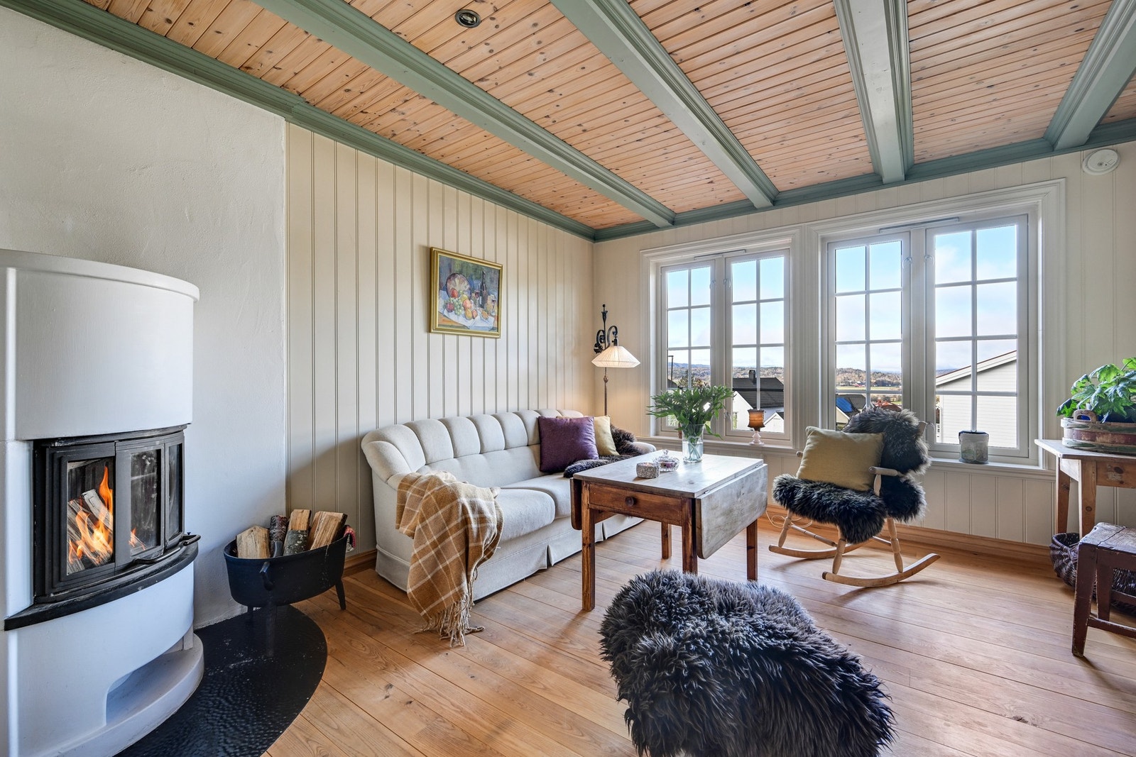 Velkommen inn i en flott stue med lekre dragere i taket, spottbelysning, et solid gulv av heltre ask, og store vinduer med sidesving for enkelt renhold av begge sider. Galleribilde