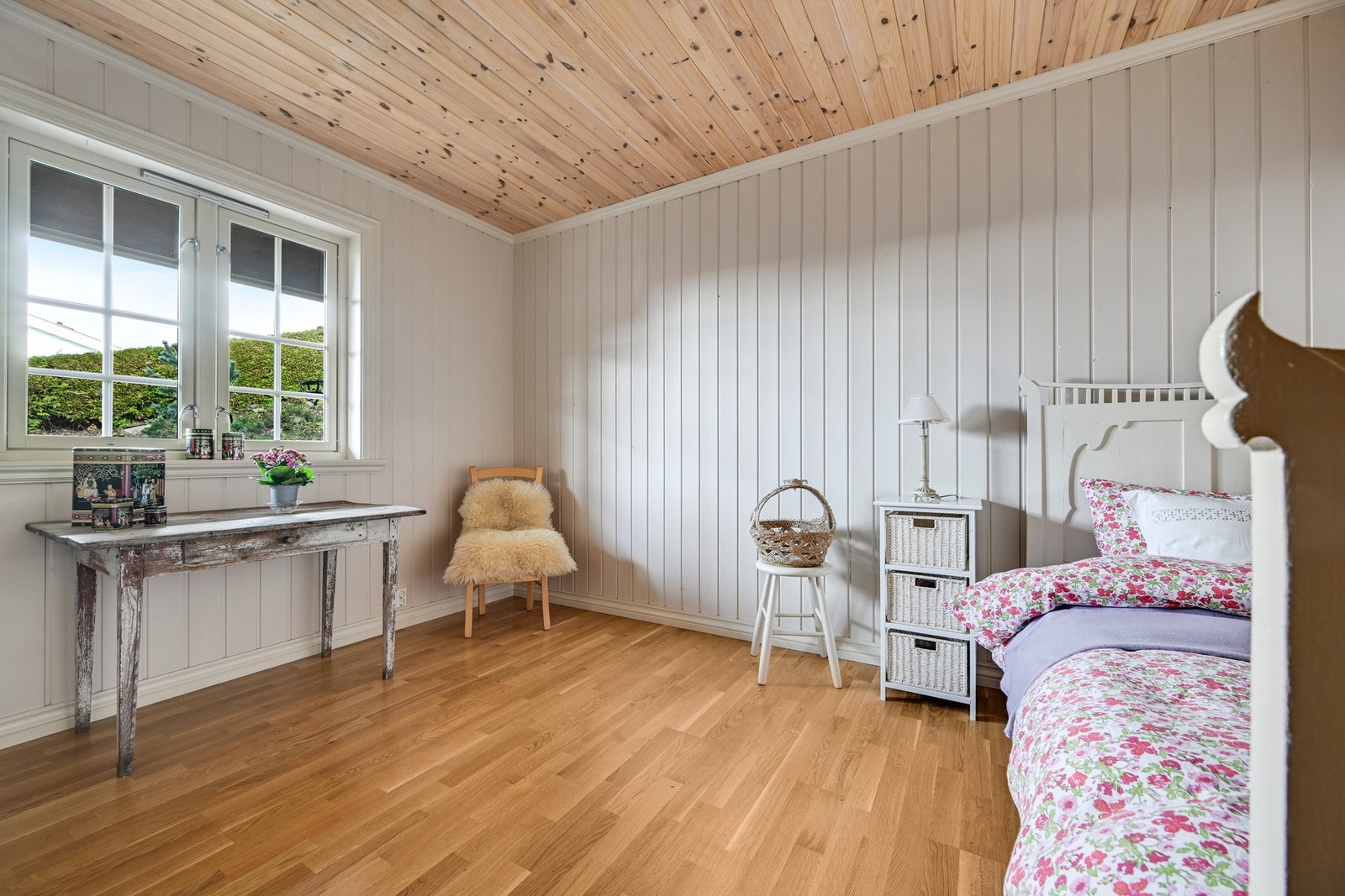 Boligen inneholder 3 romslige soverom med fine lysforhold og velholdte overflater. Det er gulv av parkett, og panelplater på vegger. Galleribilde