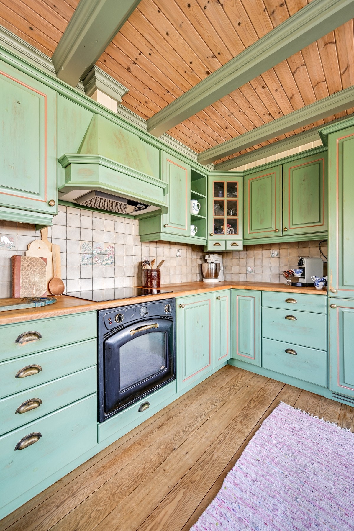 Det er solid benkeplate av heltre med kum av rusfritt stål, og over benken er det flislagt. Galleribilde