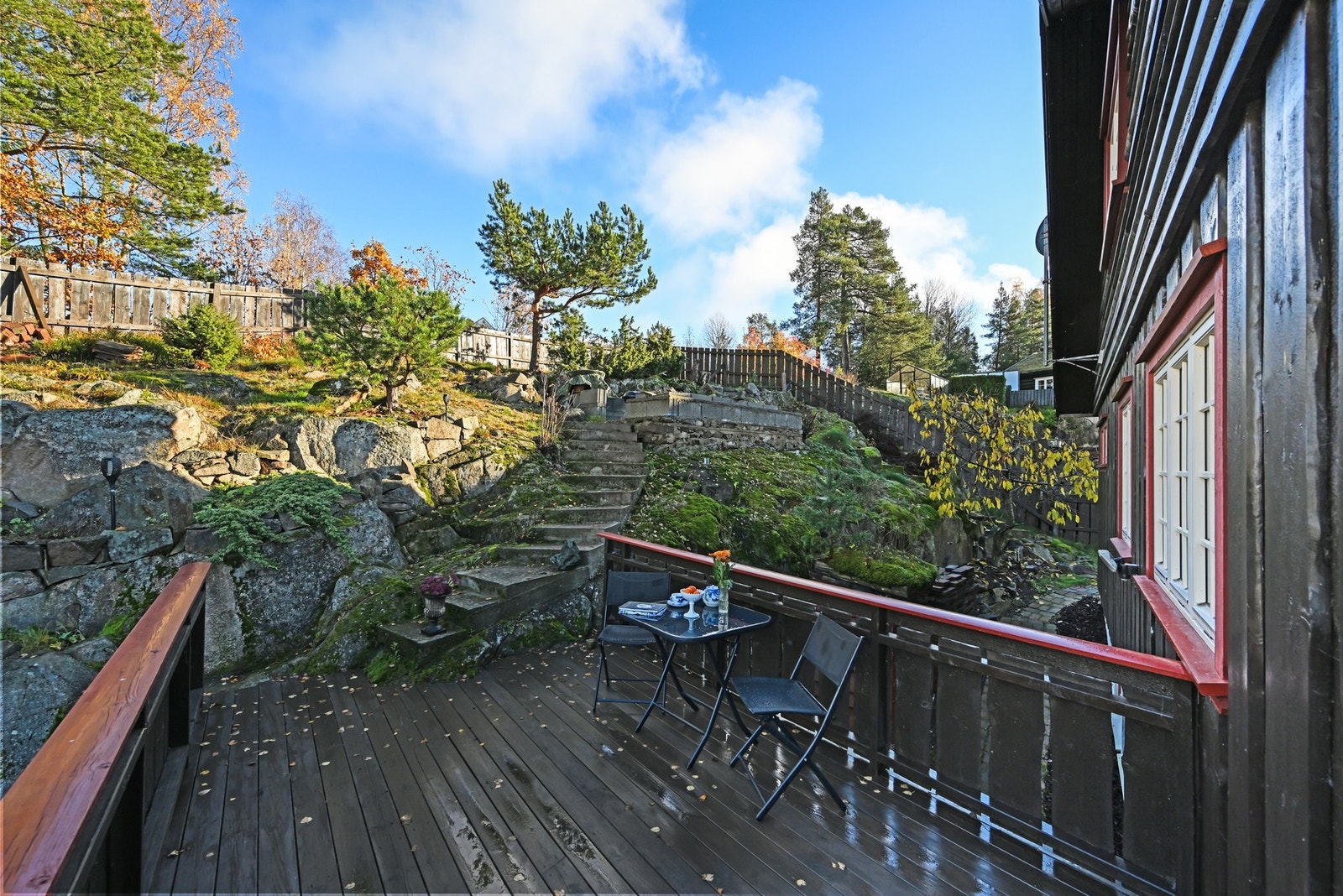 Denne boligen kan tilby en unik kombinasjon av en parkmessig fjellhage, samt nærhet til "det meste". Galleribilde