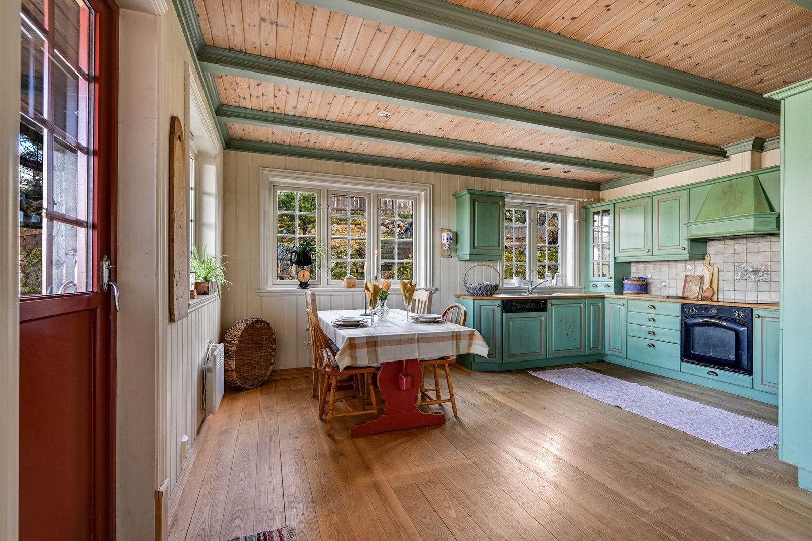 Kjøkkenet er et påkostet og aldringsmalt "Mørekjøkken". Galleribilde