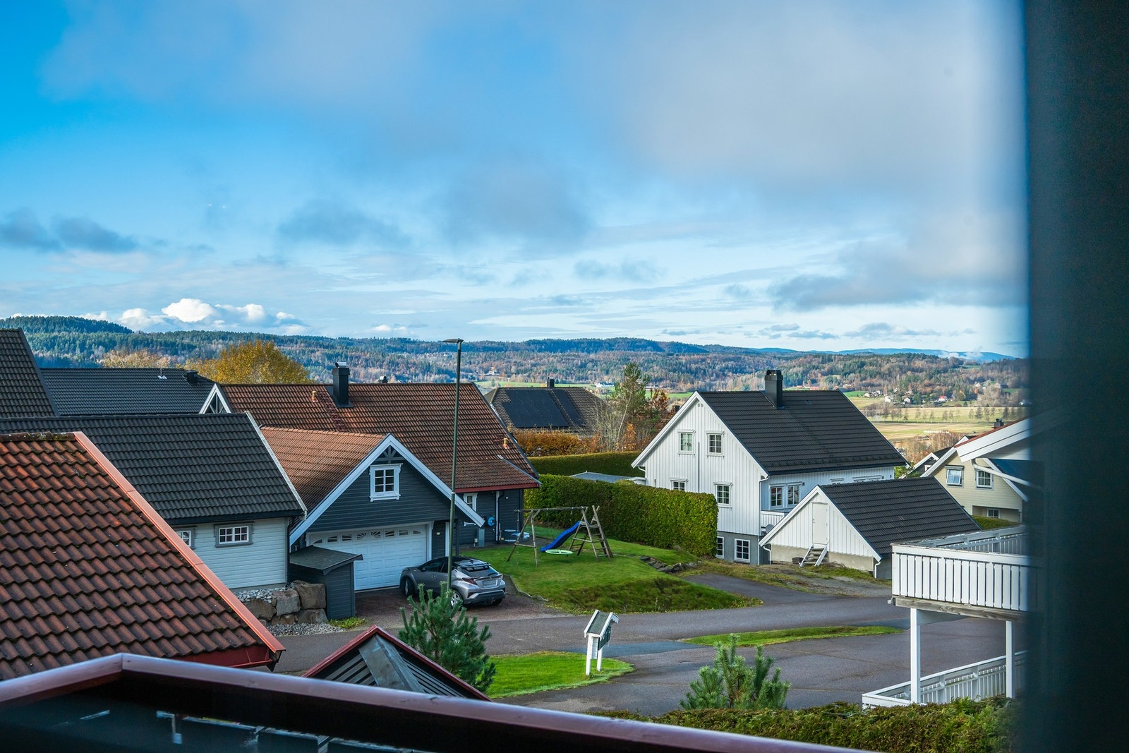 Nydelig utsikt fra stuevinduet. Det er utgang fra stuen til en nord-vestvendt terrasse hvor man kan nyte kaffekoppen med flott utsikt mot Skibergfjell. Galleribilde