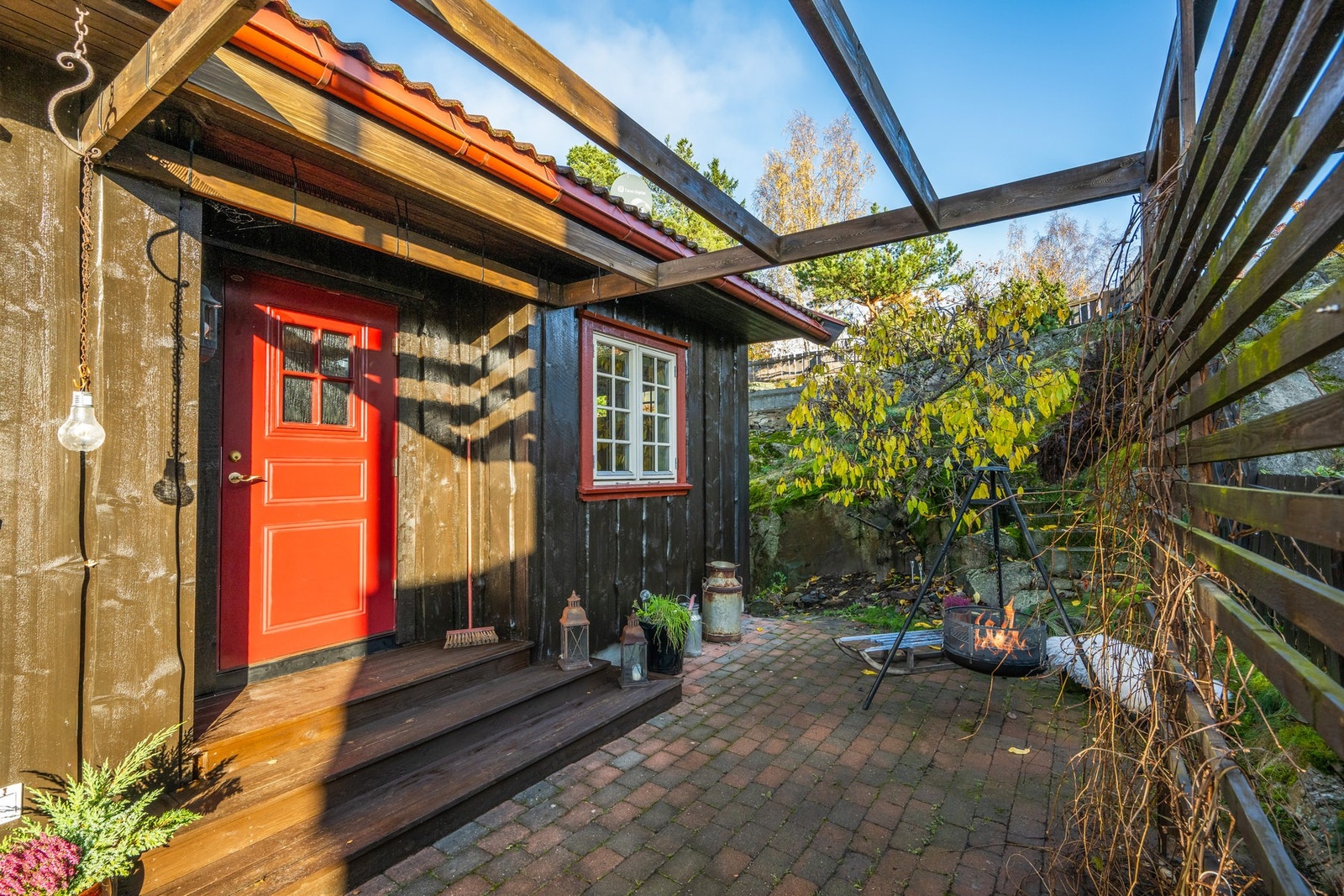 Her kan man nyte solen på starten av dagen, før man beveger seg til terrassen med utsikt og kveldssol. Galleribilde