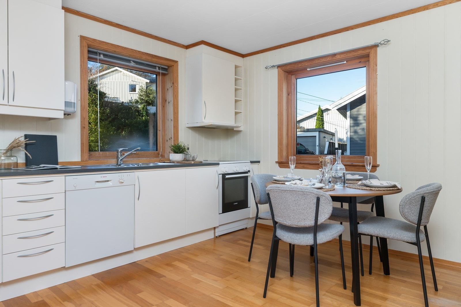 Romslig kjøkken med fin plass til spisebord. Galleribilde