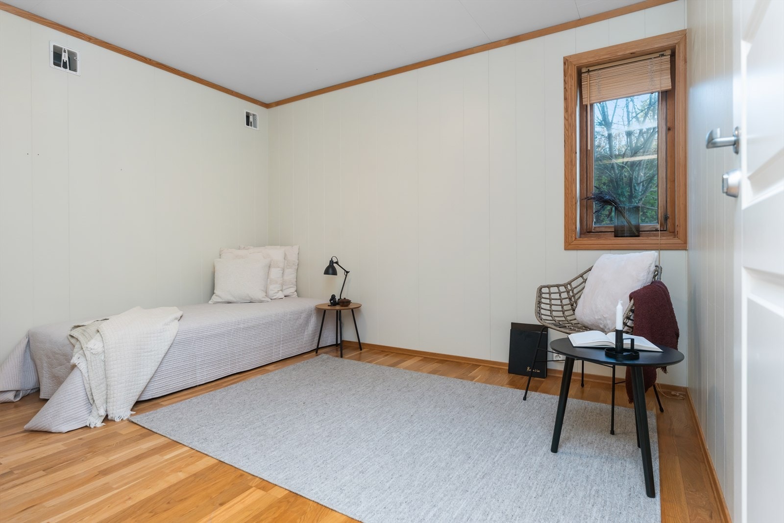 Rom brukt som soverom. Rommet oppfyller ikke
krav til dagslys eller rømning pga vinduets størrelse. Galleribilde