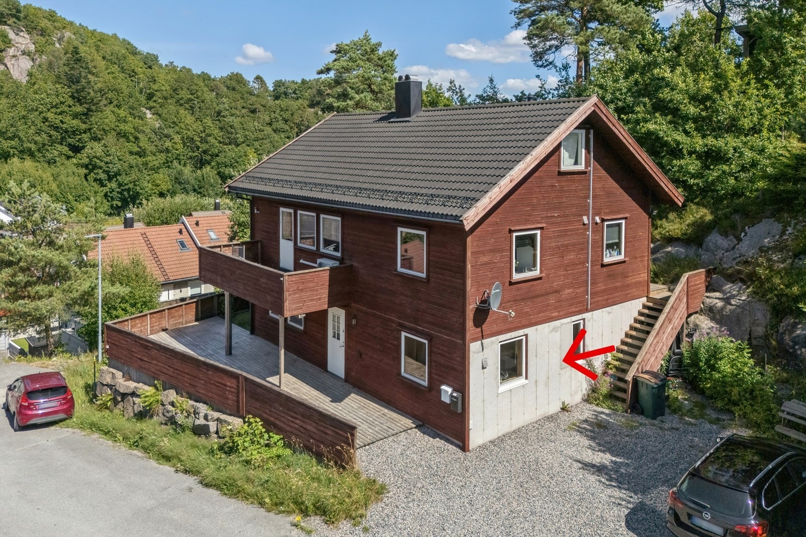 Del av tomannsbolig. Leiligheten disponerer hele underetasjen. Parkering på tomten. Galleribilde