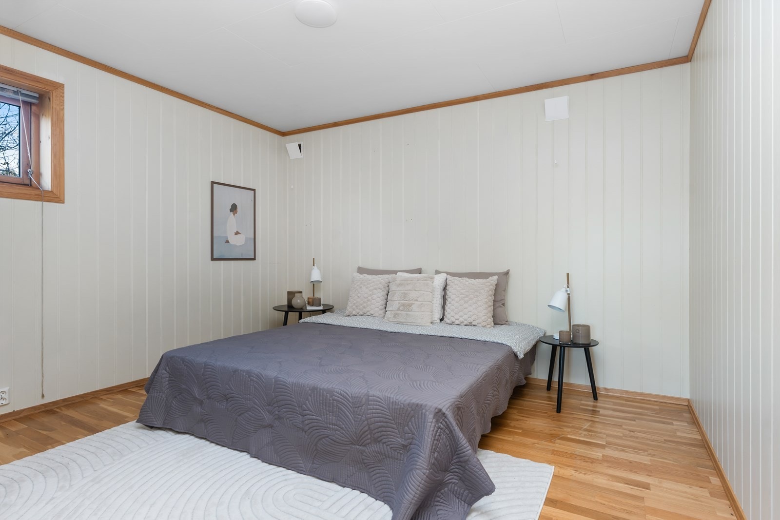 Rom brukt som soverom. Rommet oppfyller ikke
krav til dagslys eller rømning pga vinduets størrelse. Galleribilde