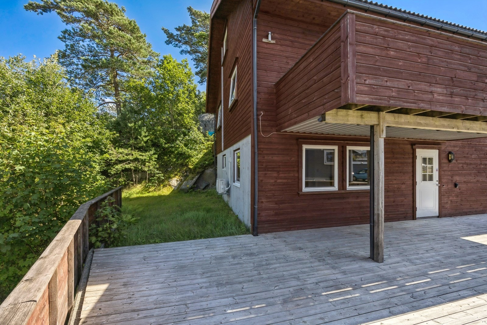 Leiligheten disponerer også plenen. Galleribilde