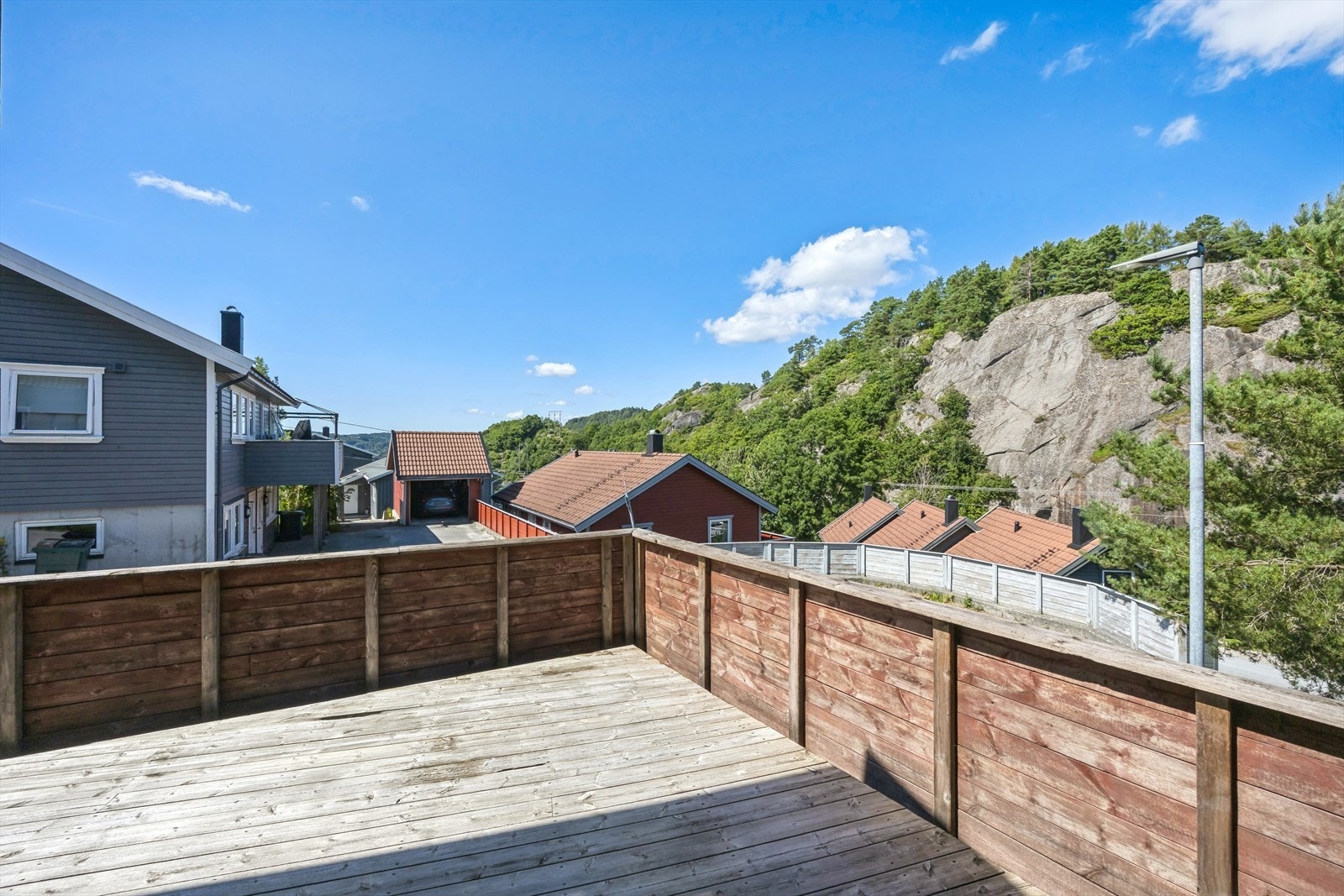Hyggelig nærområde og gode solforhold. Vestvendt terrasse. Galleribilde