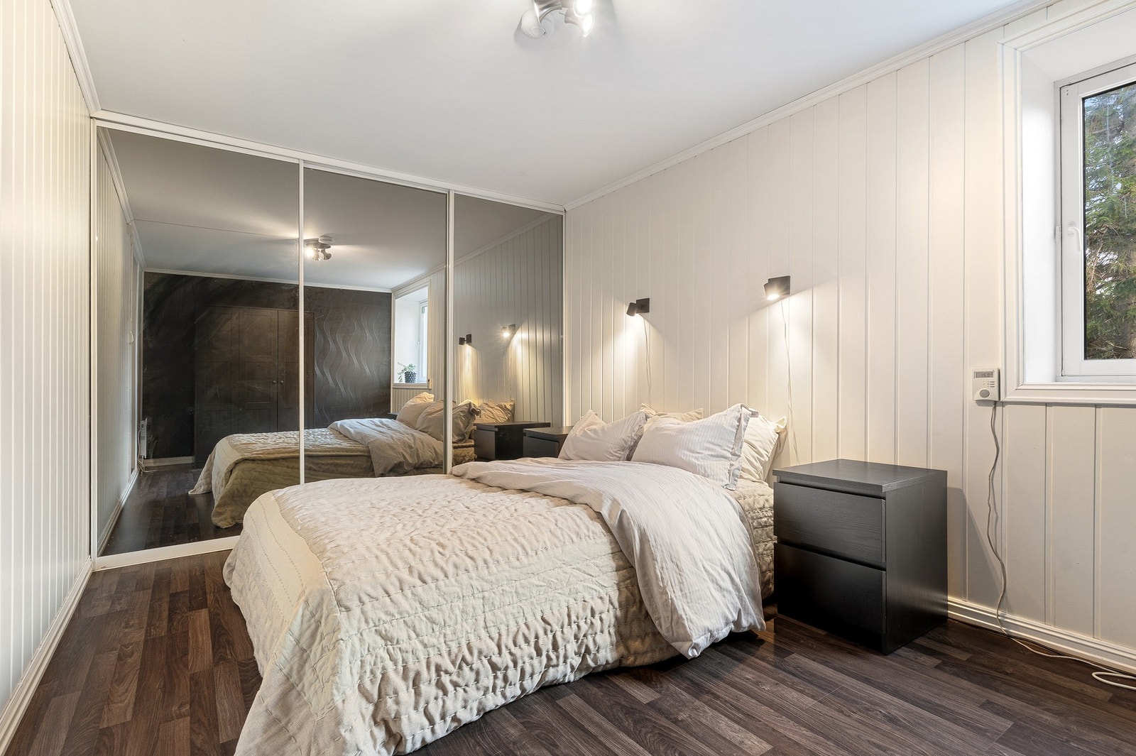 Hovedsoverommet er ikke omsøkt siden innredning, og er derfor p.d.d. ikke godkjent. Kjøper overtar ansvar for dette. Galleribilde