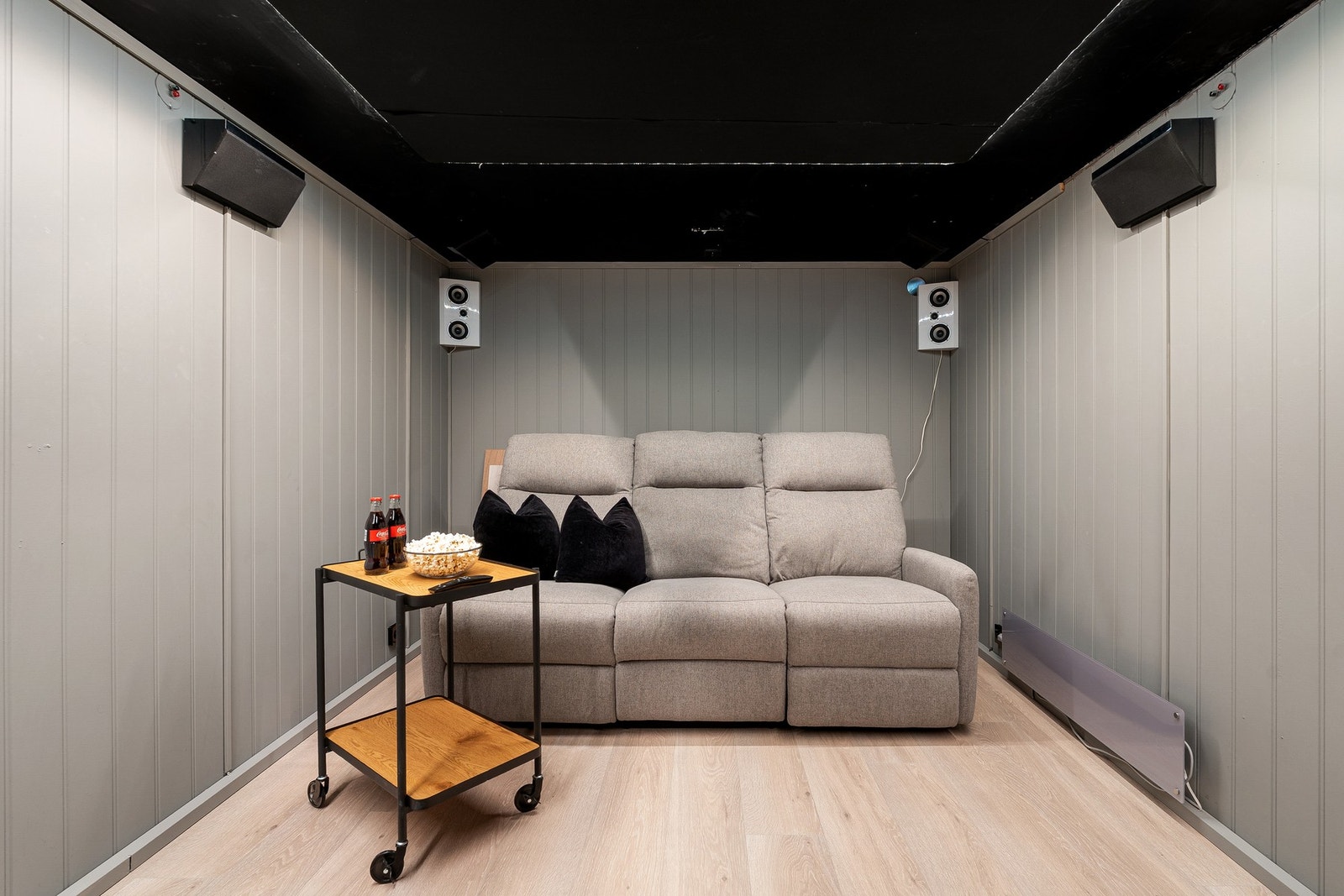 Bod nede er blitt innredet som kinorom. (ikke omsøkt) Galleribilde