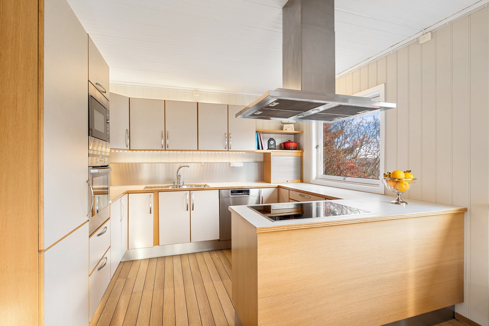 Stilrent og velholdt kjøkken med integrerte hvitevarer Galleribilde