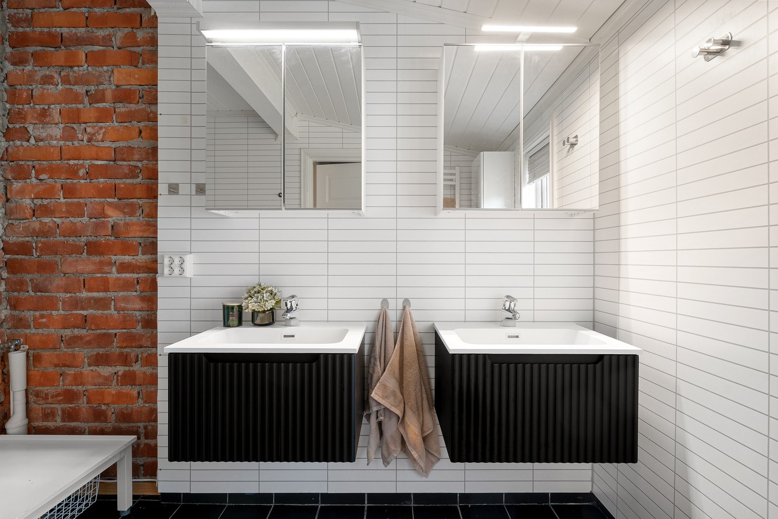 Dobbelt opp med servant og speilskap Galleribilde