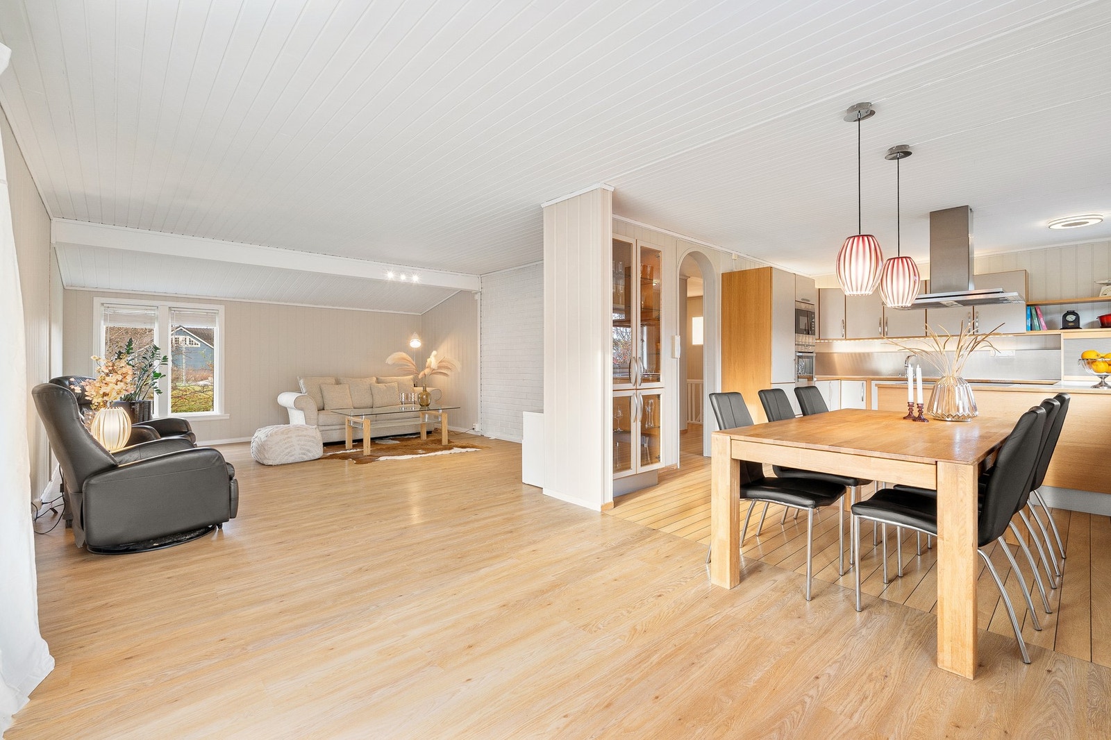 Romslig stue med god plass til større selskap Galleribilde