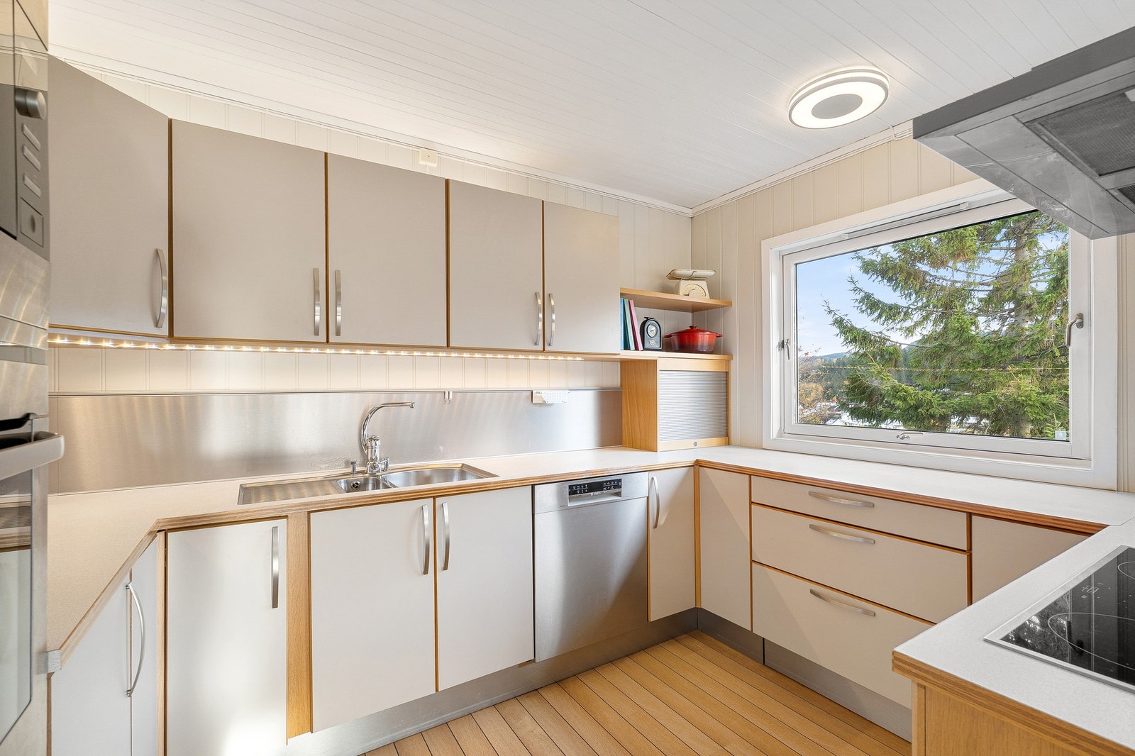 Rikelig med skap- og benkeplass Galleribilde