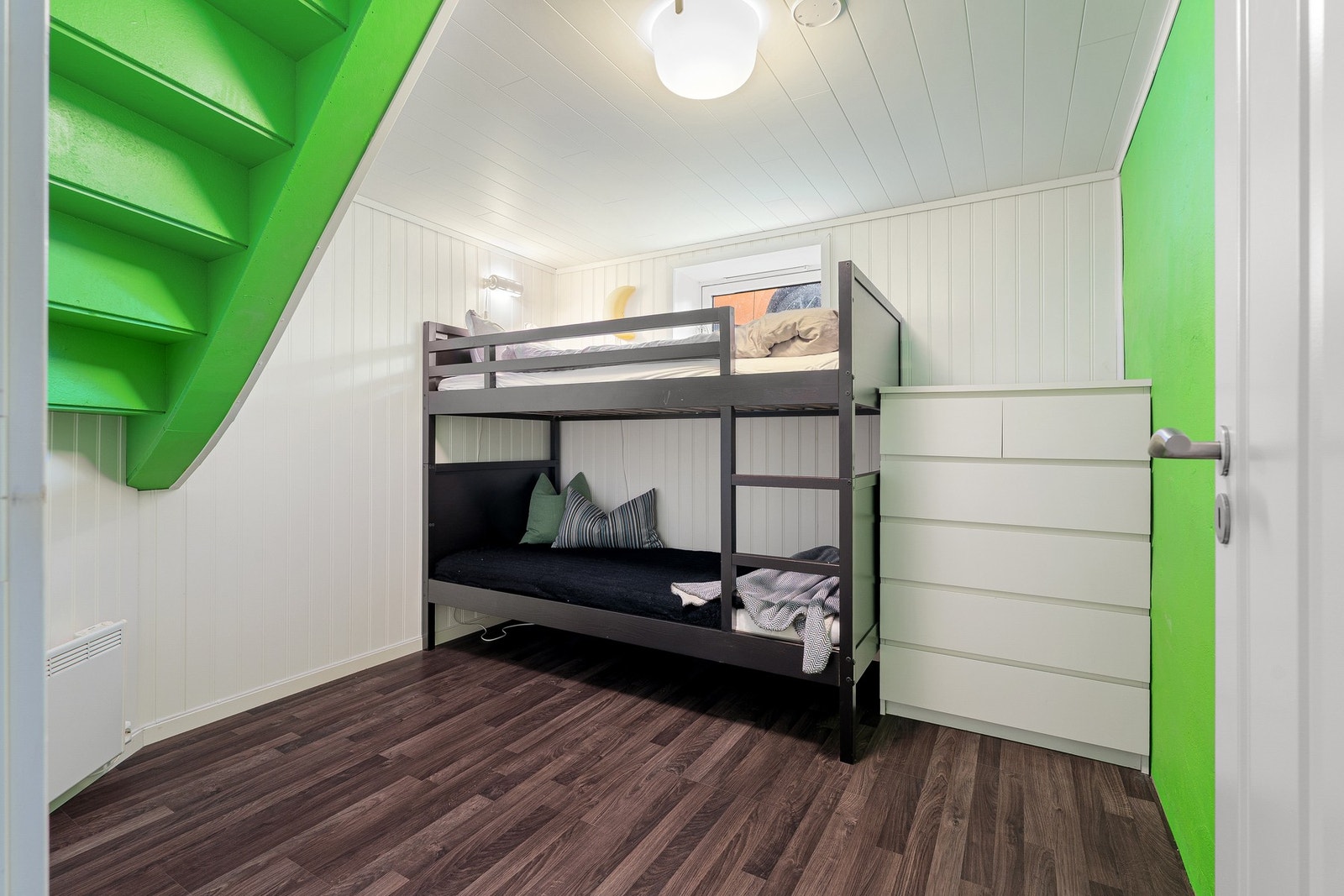 Soverom nede er ikke godkjent iht. krav om rømning og lys Galleribilde