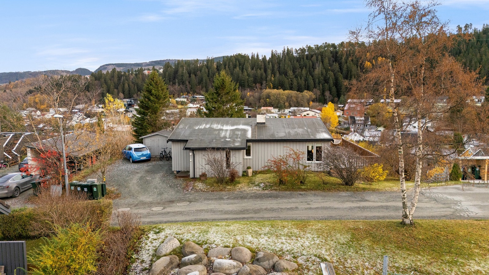 Eiendommen er generelt godt beplantet med bukser og trær Galleribilde