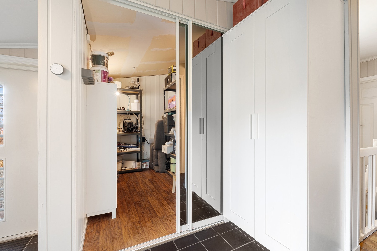 Praktisk skjult bod ved inngangsparti Galleribilde