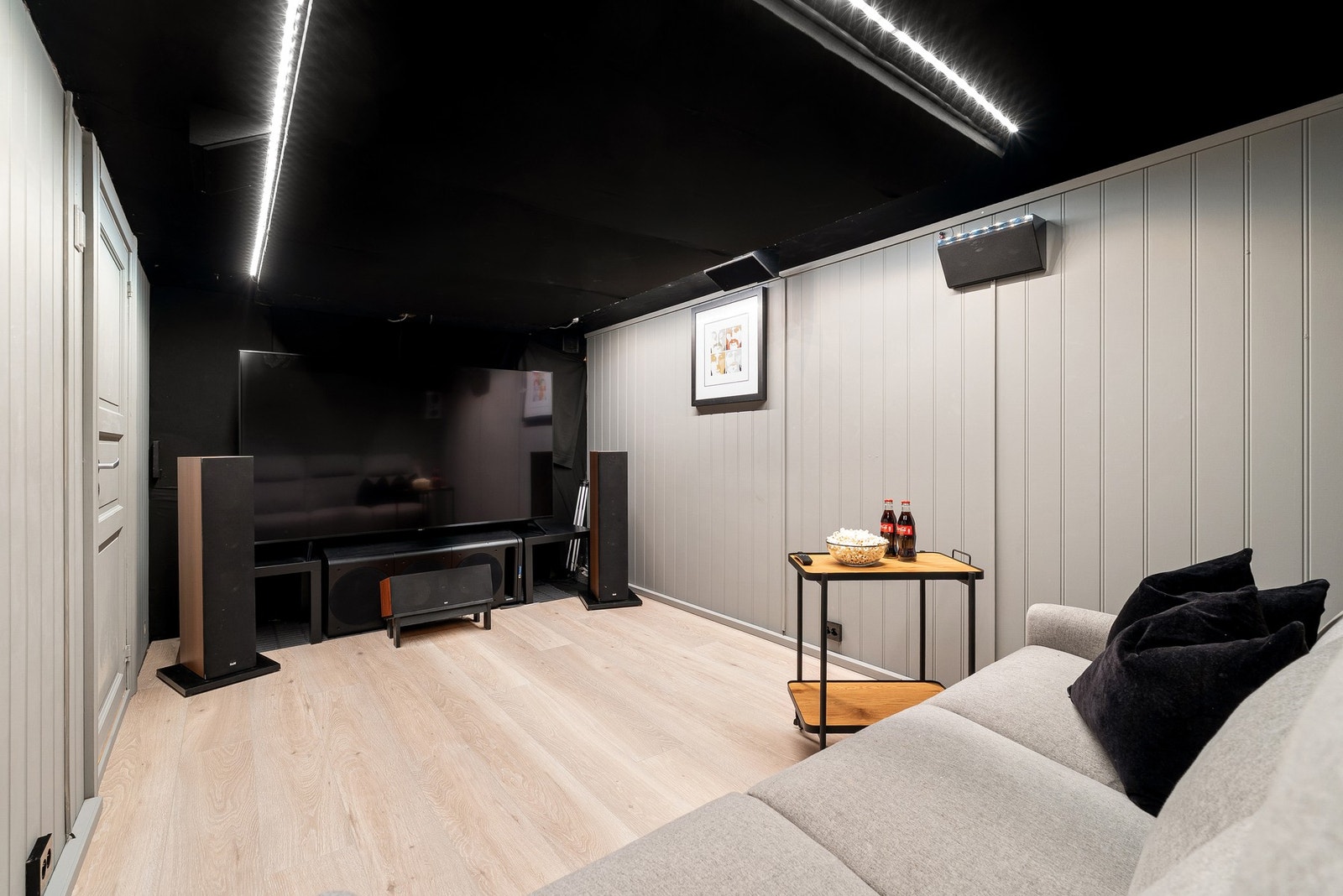 Bod nede er blitt innredet som kinorom. (ikke omsøkt) Galleribilde