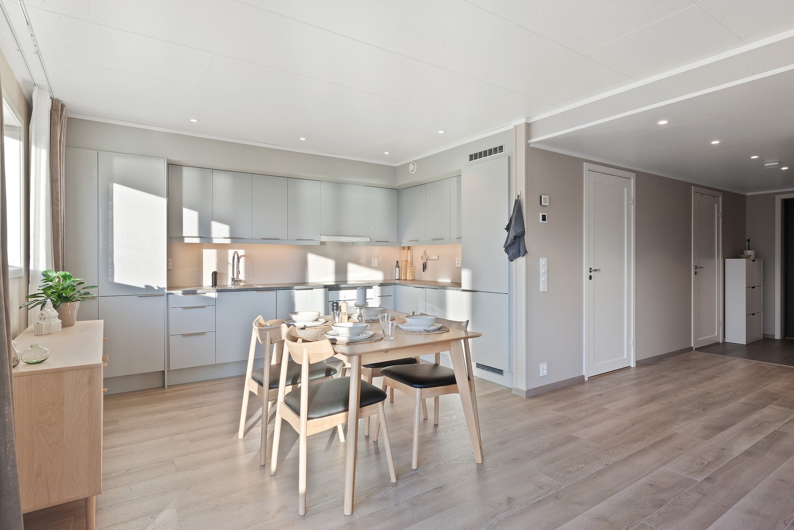 Lekkert og innholdsrikt kjøkken med integrerte hvitevarer og rikelig med skap-og benkeplass. Galleribilde