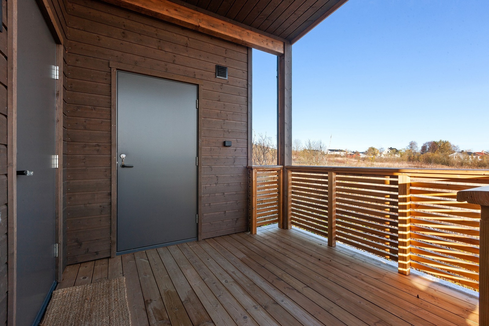 Overbygd inngangspart. Utebod rett frem. Galleribilde