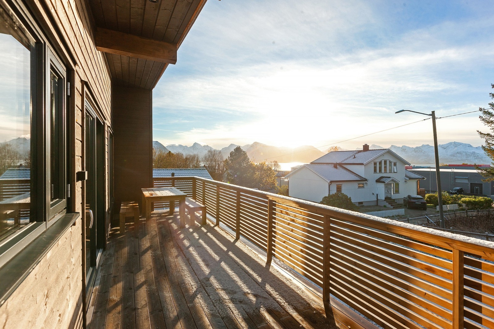 God plass til sittegruppe og grill på veranda. Galleribilde