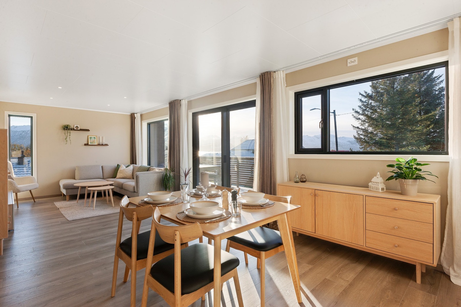 Spiseplassen er lys og innbydende med direkte utgang til veranda Galleribilde