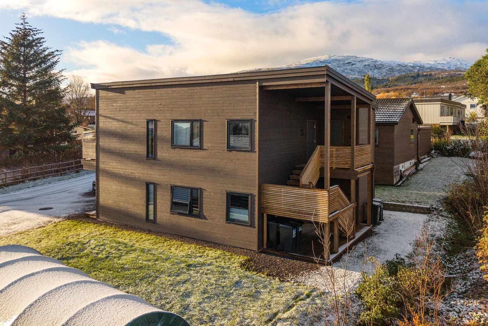 Leiligheten ligger fint til i 2.etg i rolig og lite trafikkert område. Galleribilde