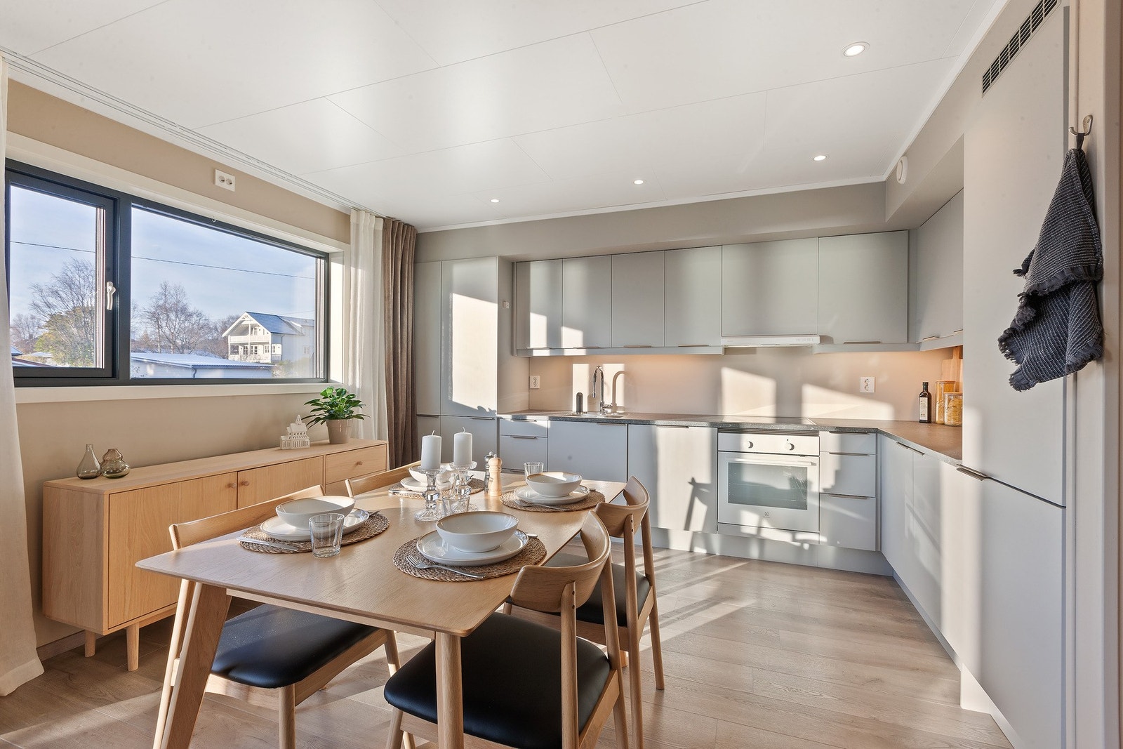 Spisebordet har en fin plassering i rommet. Galleribilde