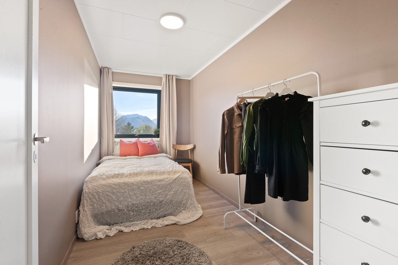 Lyst og innbydende soverom med moderne fargevalg. Galleribilde