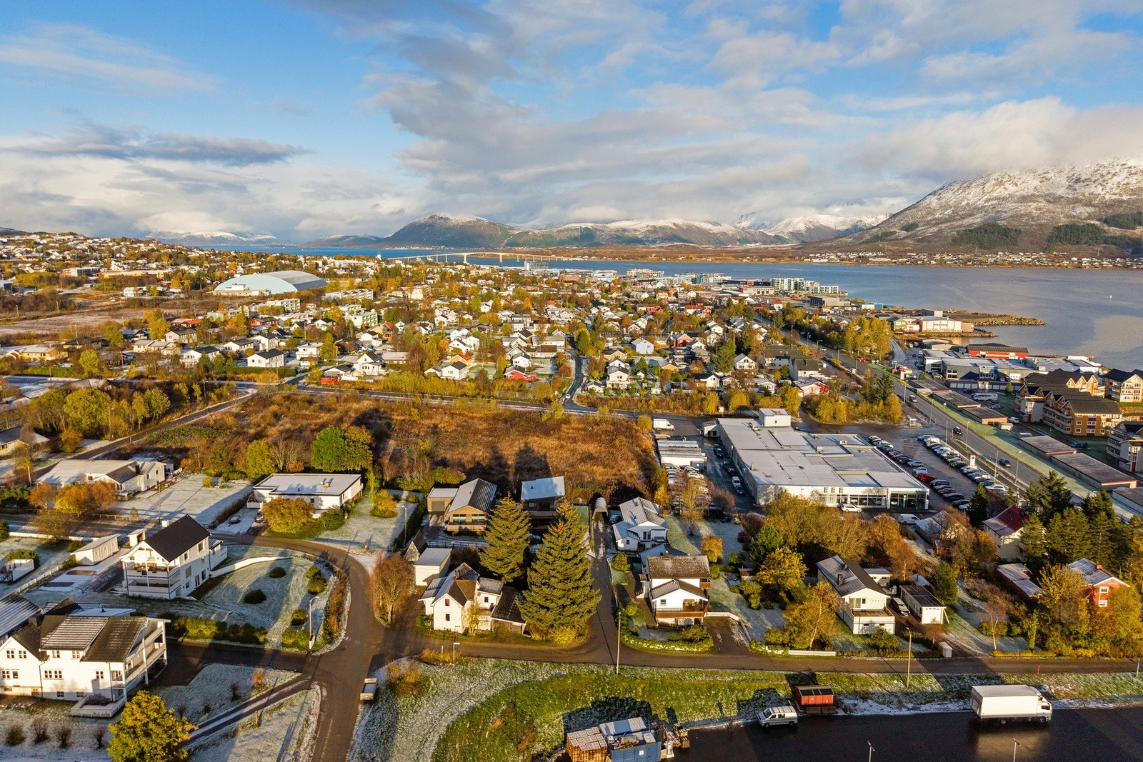 Det er er gåavstand til skole, barnehager og daglivarebutikk ligger bare et steinkast unna. Galleribilde