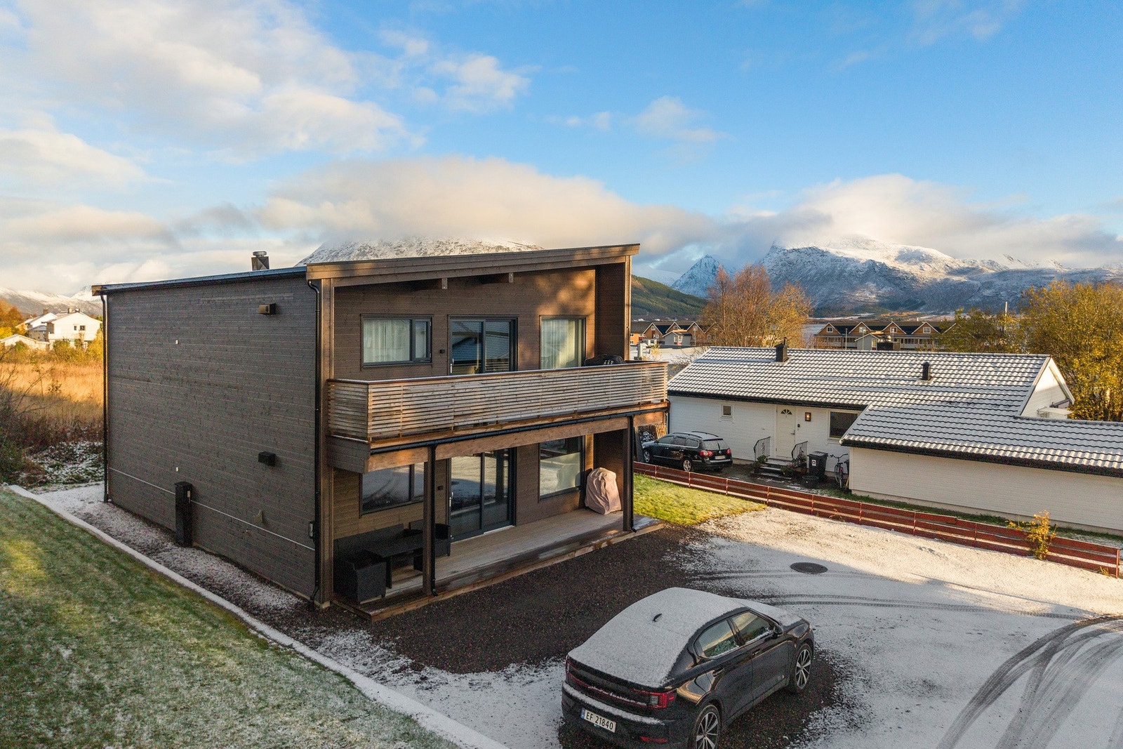 Parkering på gruset gårdsplass med montert elbil lader. Galleribilde