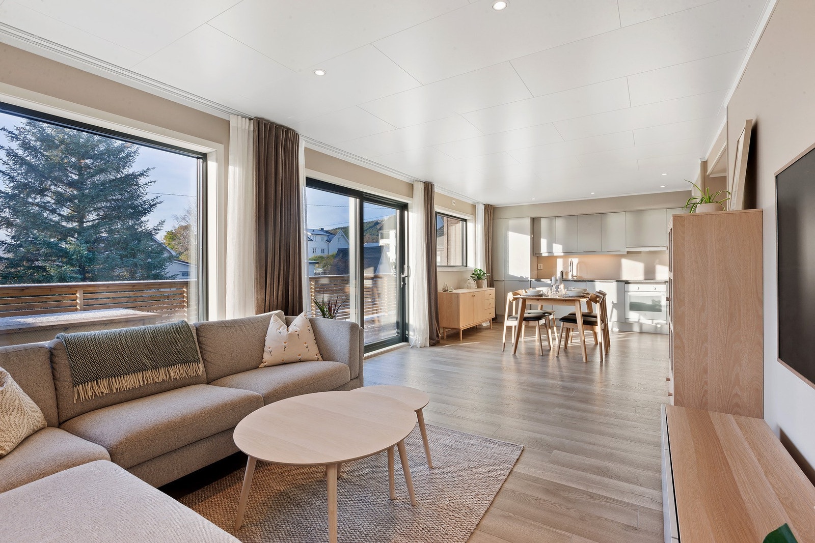 Det er åpen stue- kjøkken løsning som gir en romslig følelse. Galleribilde