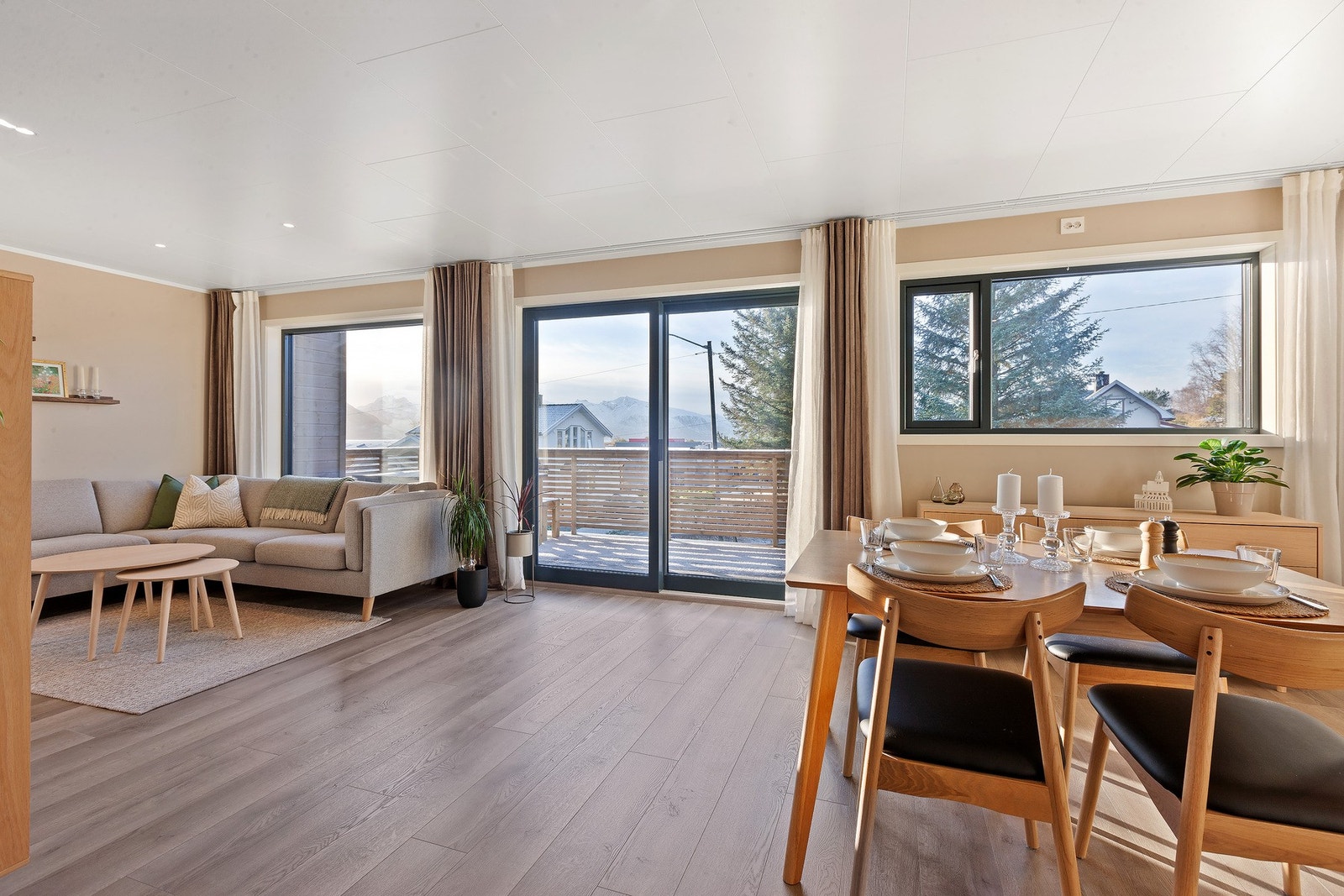 Leiligheten har et moderne uttrykk og har store vindusflater. Galleribilde