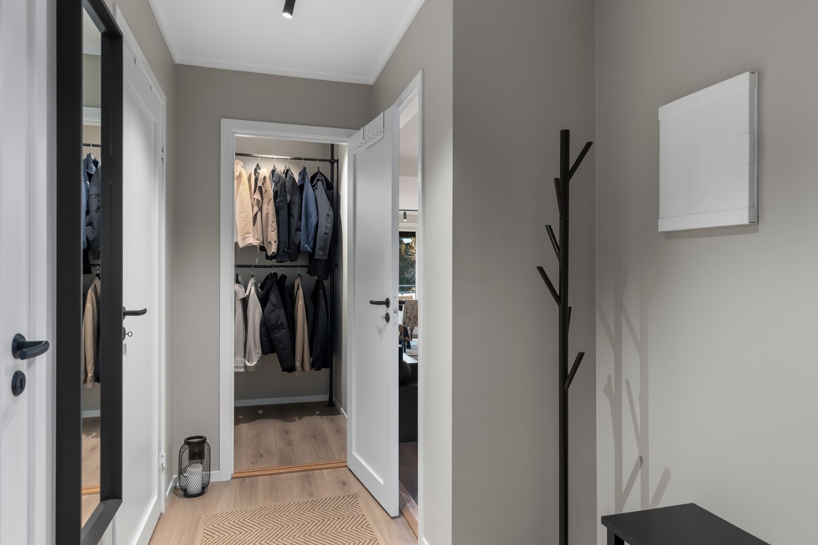 Innenfor entréen er det en praktisk, innvendig bod med god plass til oppbevaring av yttertøy. Galleribilde