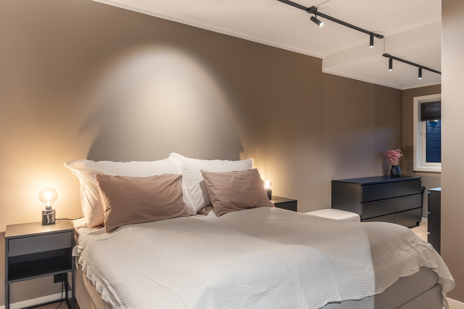 Lyst og innbydende soverom på 13,8 kvm. Galleribilde