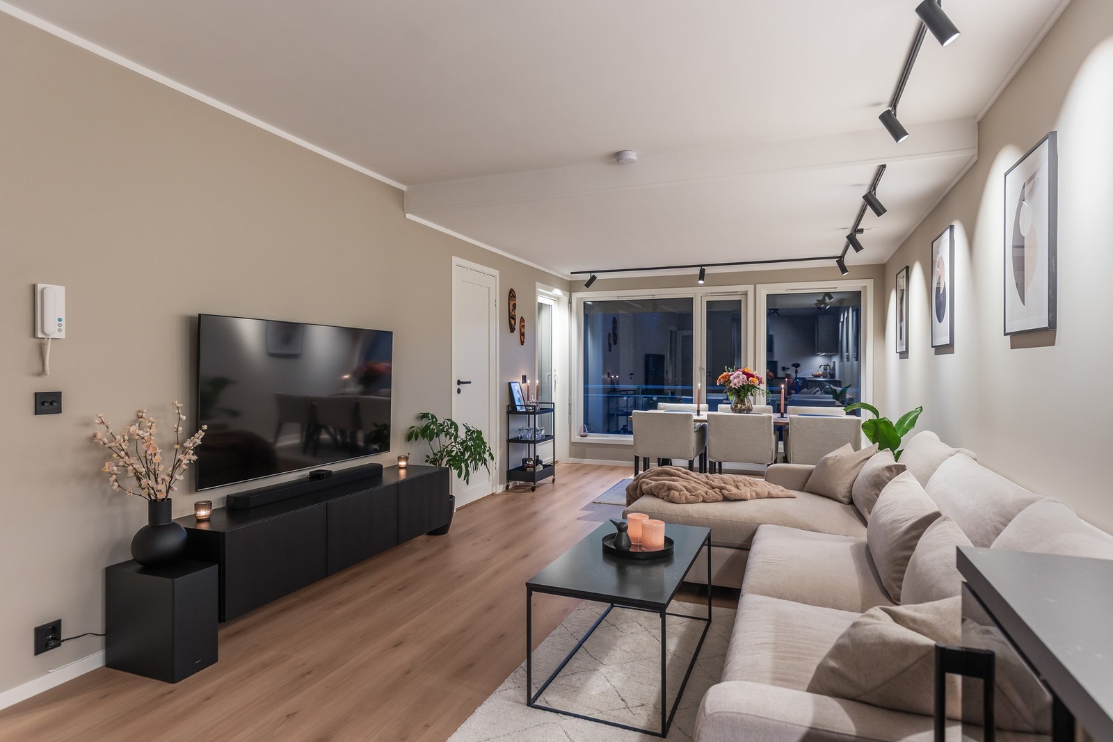 Leiligheten ligger i et attraktivt boligkompleks fra 2005 med moderne kvaliuteter som heis og parkeringskjeller. Galleribilde